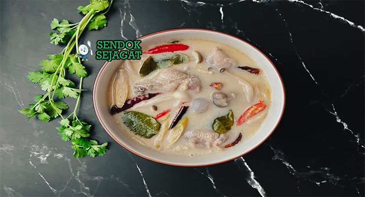 Thai Tom Kha Gai dengan ayam, santan, dan jamur