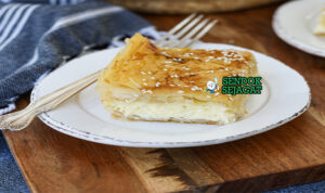 Tiropita Yunani dengan keju feta dan filo pastry
