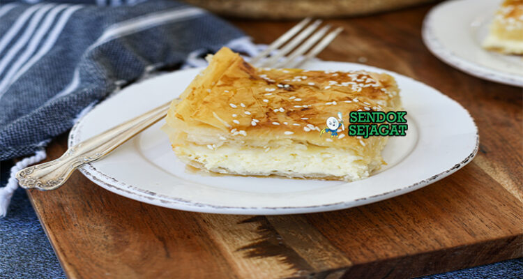 Tiropita Yunani dengan keju feta dan filo pastry