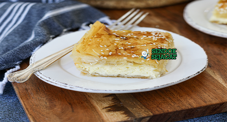 Tiropita Yunani dengan keju feta dan filo pastry