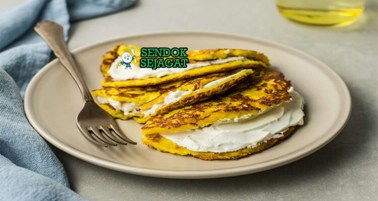 Venezuelan Cachapa dengan keju meleleh dan mentega