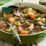 Welsh Cawl Wales dengan daging domba, kentang, dan roti