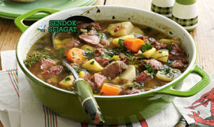 Welsh Cawl Wales dengan daging domba, kentang, dan roti
