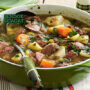 Welsh Cawl Wales dengan daging domba, kentang, dan roti