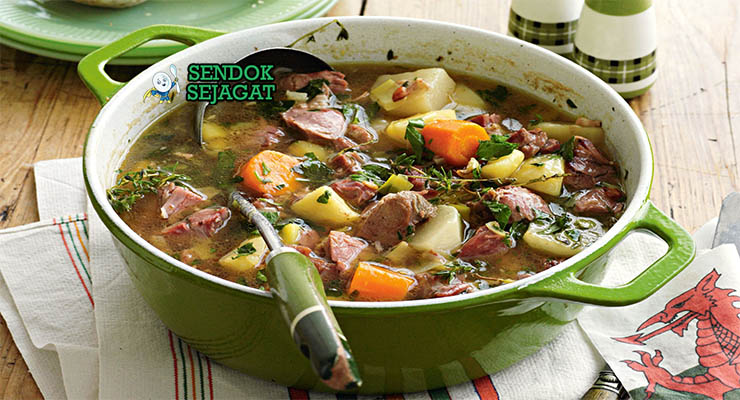 Welsh Cawl Wales dengan daging domba, kentang, dan roti