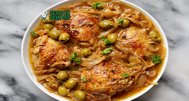 Yassa Senegal dengan ayam marinasi dan kuah bawang gurih