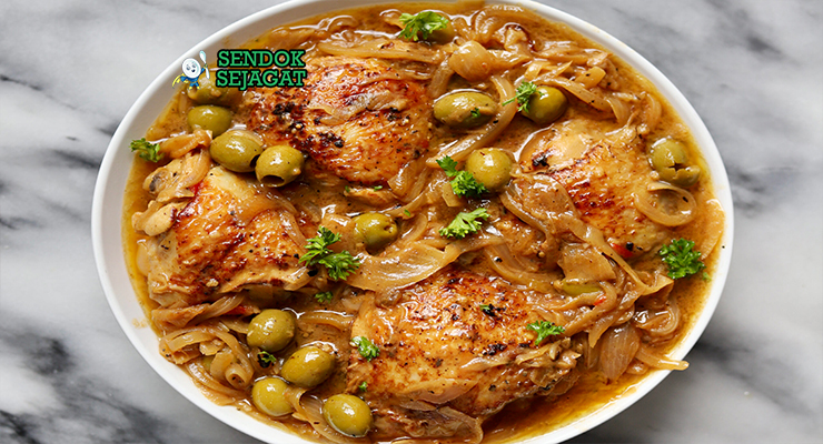 Yassa Senegal dengan ayam marinasi dan kuah bawang gurih