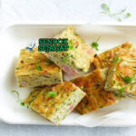 Zucchini Slice Australia dengan salad hijau dan saus tomat