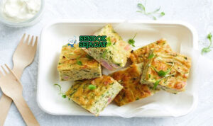 Zucchini Slice Australia dengan salad hijau dan saus tomat