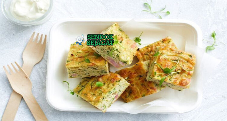Zucchini Slice Australia dengan salad hijau dan saus tomat