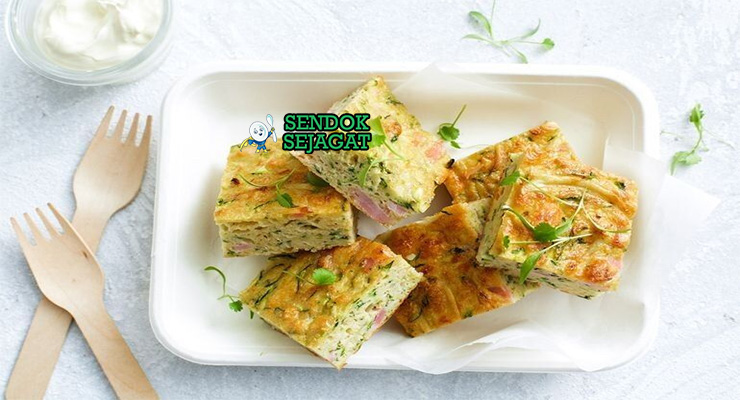 Zucchini Slice Australia dengan salad hijau dan saus tomat