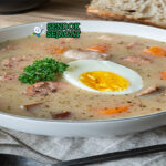 Zurek Polandia dengan sosis, kentang, dan telur rebus