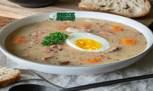 Zurek Polandia dengan sosis, kentang, dan telur rebus