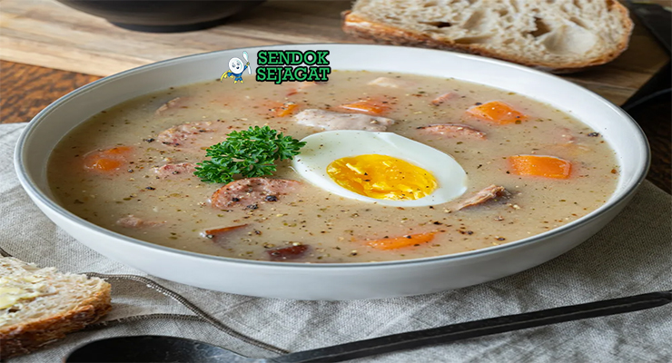 Zurek Polandia dengan sosis, kentang, dan telur rebus