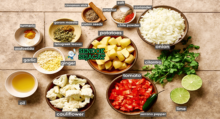 Bahan-bahan untuk Aloo Gobi, termasuk kembang kol dan rempah