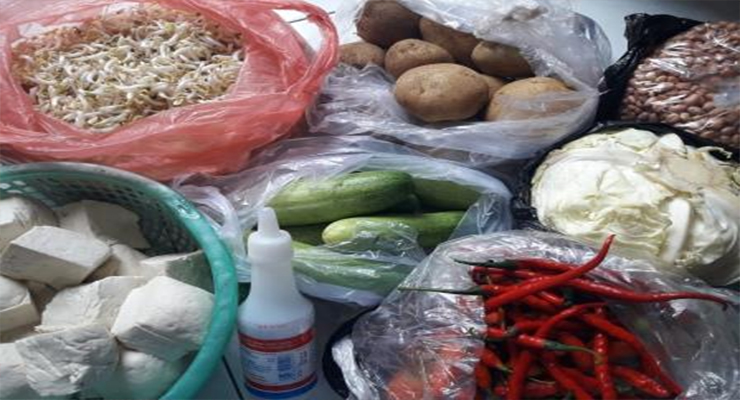 Bahan-bahan untuk Asinan Betawi, termasuk kol dan kacang tanah