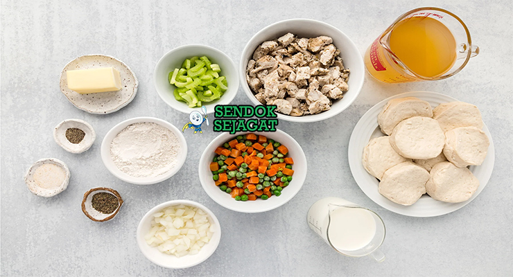 Bahan-bahan untuk Southern Biscuit-Topped Chicken Pie, termasuk ayam dan buttermilk