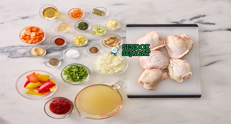 Bahan-bahan untuk Jamaican Brown Stew Chicken, termasuk ayam dan paprika