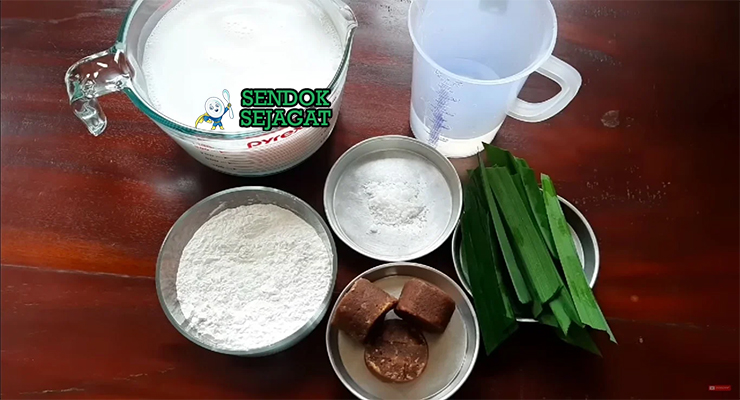 Bahan-bahan untuk Bubur Sumsum, termasuk tepung beras dan gula merah