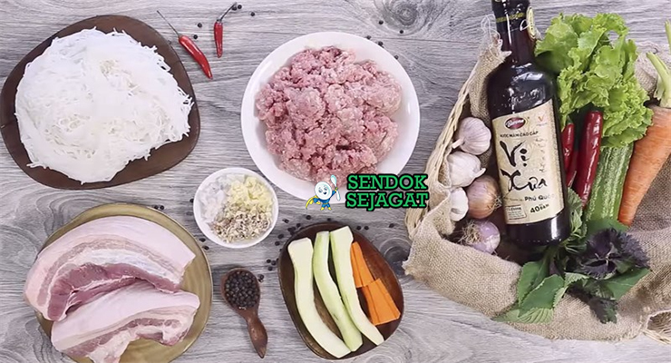 Bahan-bahan untuk Bún Chả, termasuk daging babi dan saus ikan