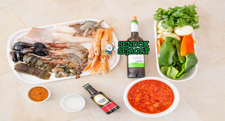 Bahan-bahan untuk Cataplana de Mariscos, termasuk udang dan tomat