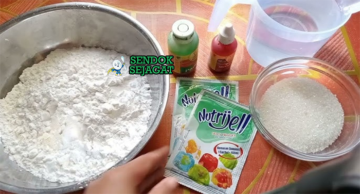 Bahan-bahan untuk Cenil, termasuk tepung tapioka dan gula merah