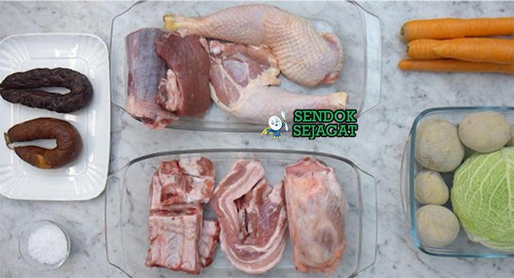 Bahan-bahan untuk Cozido à Portuguesa, termasuk daging dan sosis