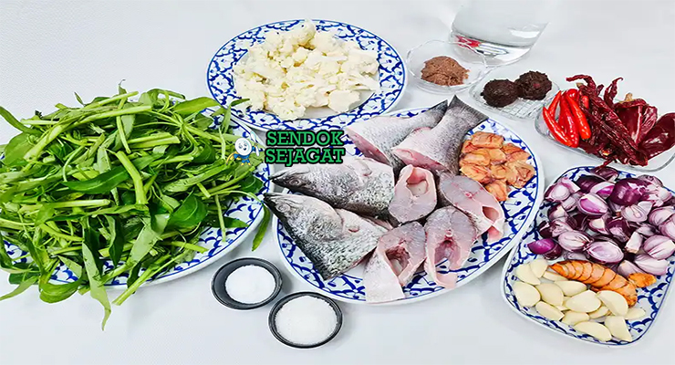 Bahan-bahan untuk Thai Gaeng Som, termasuk ikan dan tamarind