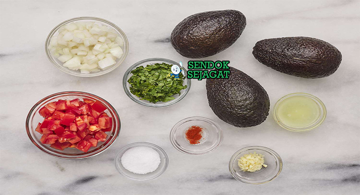 Bahan-bahan untuk Guacamole, termasuk alpukat dan jeruk nipis