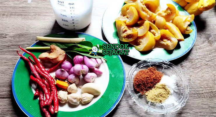 Bahan-bahan untuk Gulai Kikil, termasuk kikil sapi dan santan