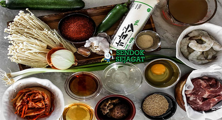 Bahan-bahan untuk Haemul Sundubu Jjigae, termasuk tahu sutra dan udang