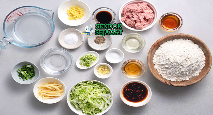 Bahan-bahan untuk Jiaozi, termasuk daging babi dan kulit pangsit
