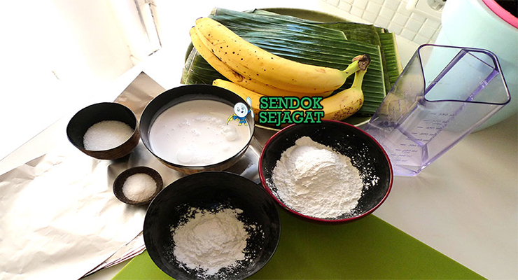 Bahan-bahan untuk Kue Nagasari, termasuk tepung beras dan pisang