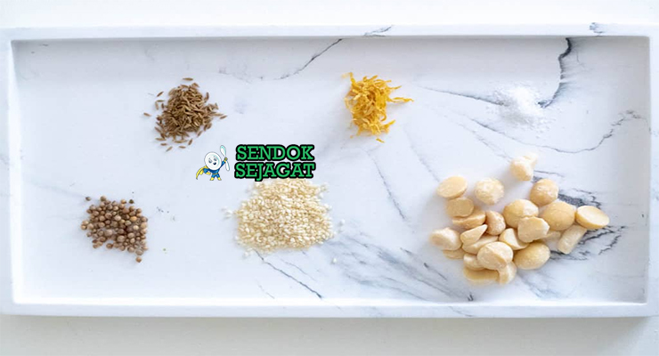 Bahan-bahan untuk Macadamia Dukkah, termasuk kacang macadamia dan rempah