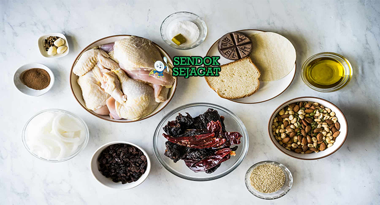 Bahan-bahan untuk Mole Poblano, termasuk cabai kering dan cokelat