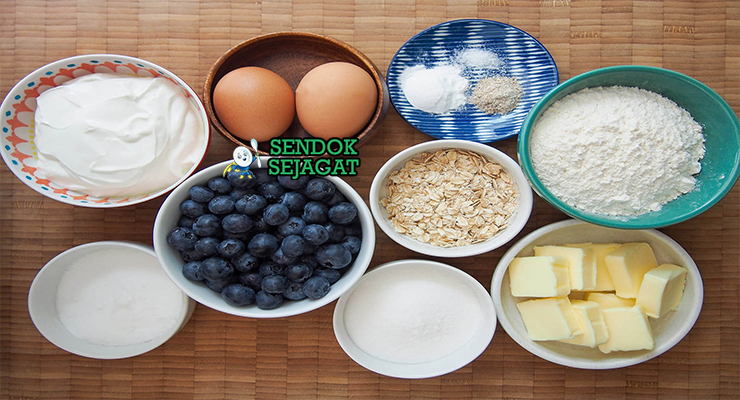 Bahan-bahan untuk Mustikkapiirakka, termasuk blueberry dan tepung