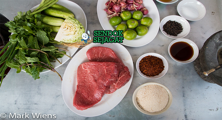 Bahan-bahan untuk Nam Tok, termasuk daging sapi dan jeruk nipis