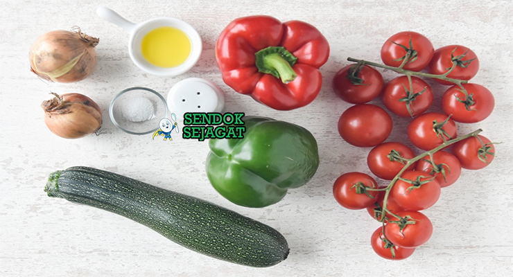 Bahan-bahan untuk Pisto Manchego, termasuk tomat dan paprika