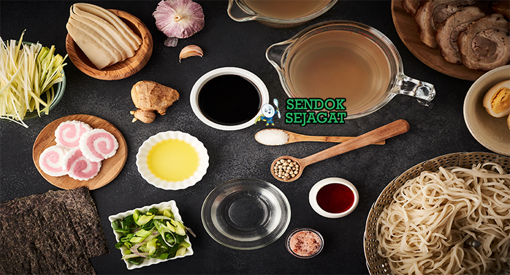 Bahan-bahan untuk Ramen Shoyu, termasuk mi dan kecap asin