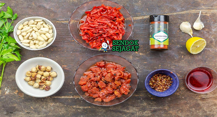 Bahan-bahan untuk Romesco Sauce, termasuk paprika dan almond