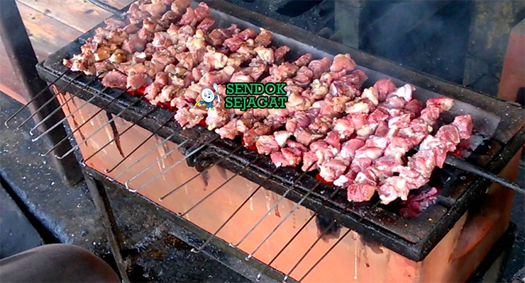 Bahan-bahan untuk Sate Kere, termasuk daging sapi dan kacang