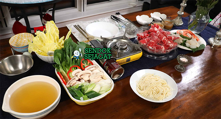 Bahan-bahan untuk Japanese Shabu Shabu, termasuk daging sapi dan kombu