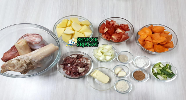 Bahan-bahan untuk Sop Balungan, termasuk tulang sapi dan sayuran