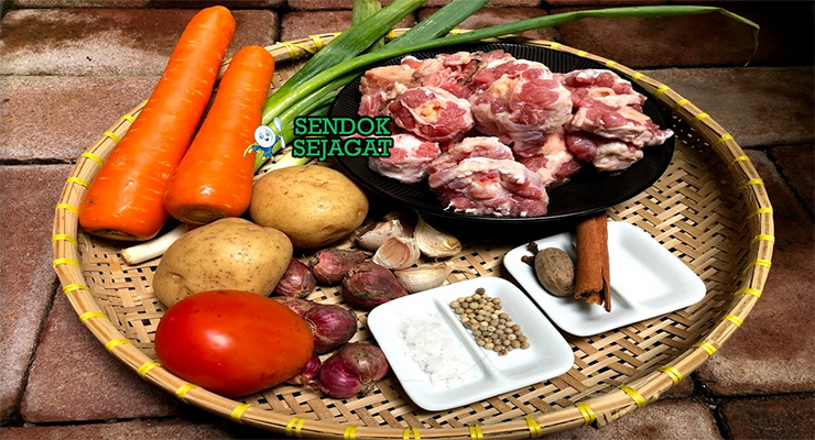 Bahan-bahan untuk Sop Buntut Betawi, termasuk oxtail dan rempah