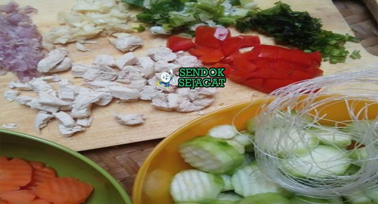 Bahan-bahan untuk Sop Oyong Gambas, termasuk oyong dan soun