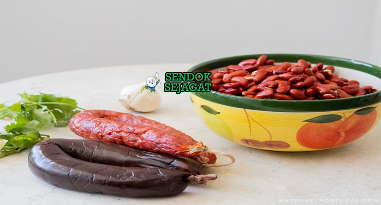 Bahan-bahan untuk Sopa de Pedra, termasuk kacang merah dan chorizo