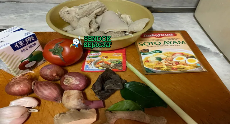 Bahan-bahan untuk Soto Babat, termasuk babat sapi dan santan