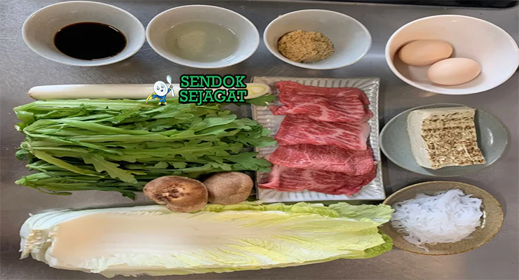 Bahan-bahan untuk Sukiyaki, termasuk daging sapi dan mirin