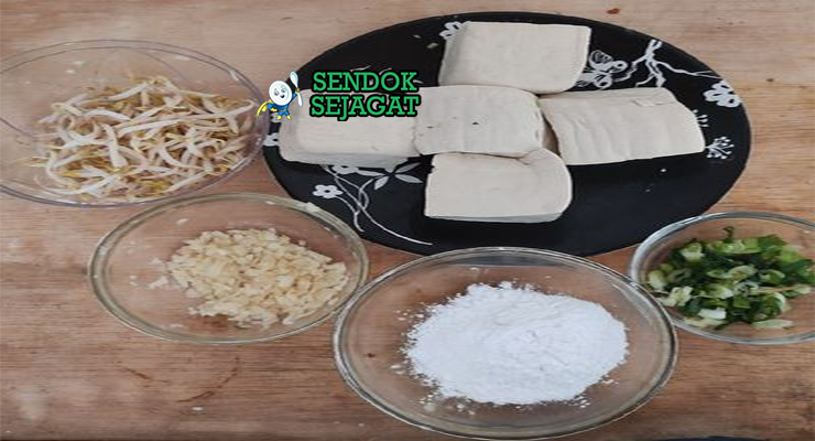 Bahan-bahan untuk Tahu Gimbal, termasuk tahu dan udang segar