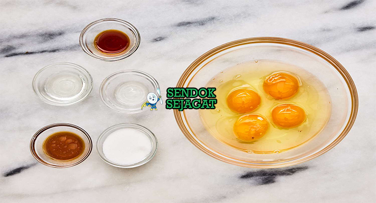 Bahan-bahan untuk Tamagoyaki, termasuk telur dan kecap asin